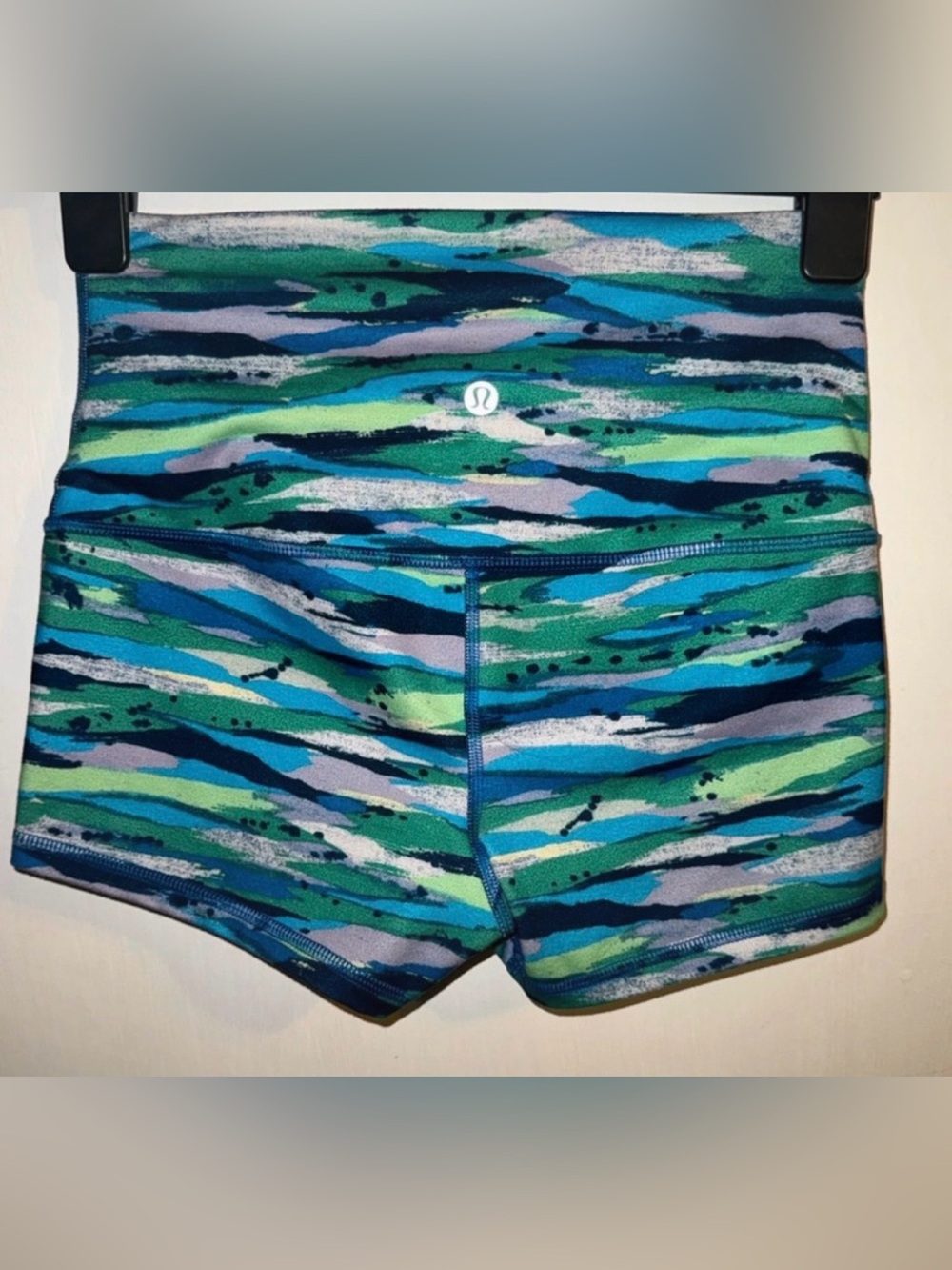 Lululemon Boogie Short Roll Down in rare "Seven Wonders Multi" print. - Picture 3 of 3